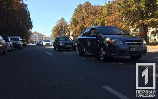 В Кривом Роге в поддержку шахтёров, которые неделю не поднимаются из забоя, устроили масштабный автопробег