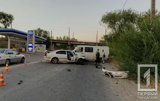 В Кривом Роге столкнулись фургон и легковушка