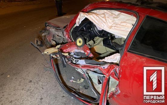 Ночью в Кривом Роге автомобиль врезался в столб