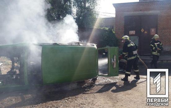 Загорелся в гараже: в Кривом Роге полыхал «ВАЗ»