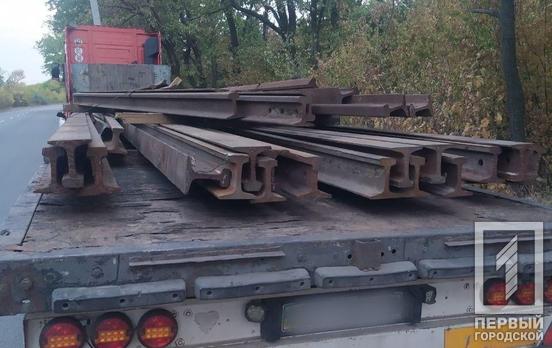 В Кривом Роге патрульные остановили водителя, который вёз рельсы на металлолом