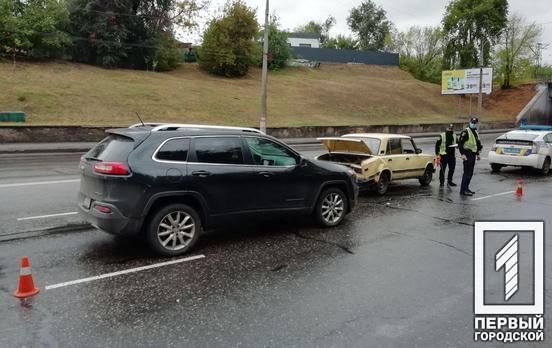 В Кривом Роге столкнулись два автомобиля, никто не пострадал