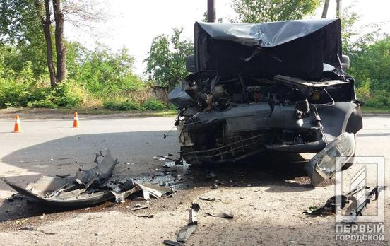 В Кривом Роге столкнулись две легковушки, пострадавшую девушку госпитализировали