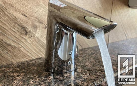 «Кривбассводоканал» оперативно устраняет аварию на трубопроводе