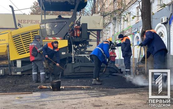В Кривом Роге на площади Освобождения укладывают новый асфальт на тротуаре