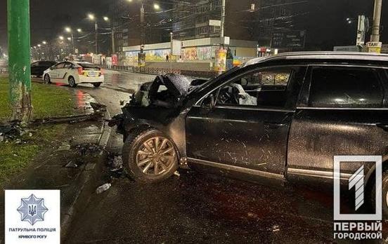 Патрульные Кривого Рога разыскали водителя, который повредил столб в центре города