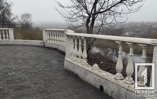 Акт вандализма: в Кривом Роге неизвестные изувечили смотровую площадку