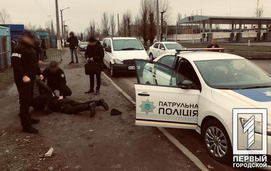 Требовал взятку у предпринимателя: в Кривом Роге задержали патрульного полицейского