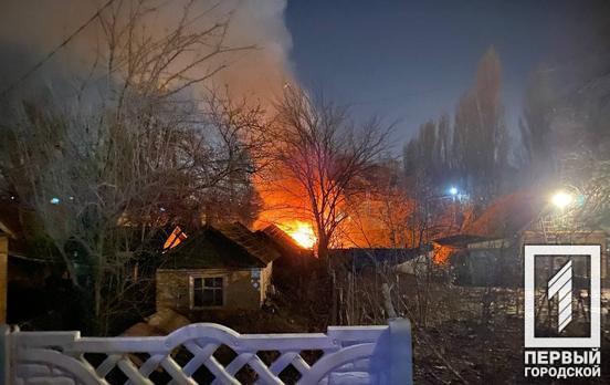 В Кривом Роге загорелся сарай с минитрактором внутри