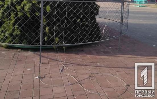 Не пережила зимние праздники: в Терновском районе Кривого Рога вандалы изуродовали новогоднюю ёлку