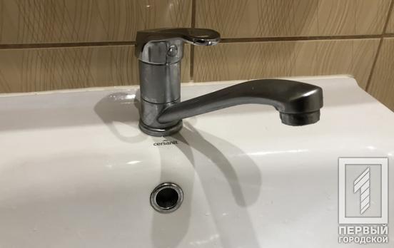 Неотложный ремонт трубопровода: жителям некоторых улиц в Кривом Роге приостановили подачу воды, – адреса