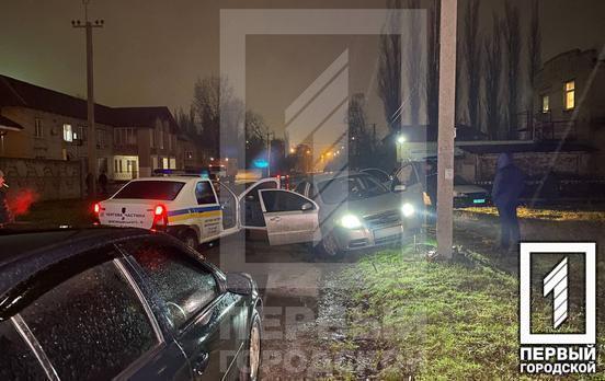 Зарезал себя на ходу: в Кривом Роге авто врезалось в столб после того, как водитель пырнул себя ножом