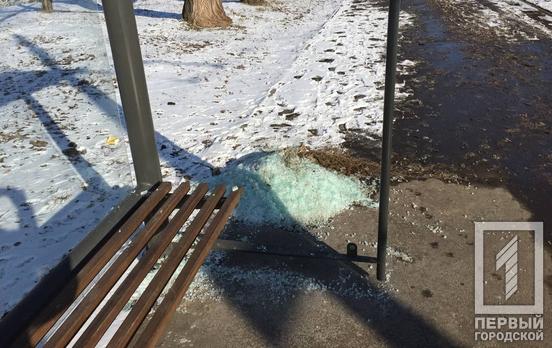 Простояла меньше двух месяцев: в Кривом Роге неизвестные разбили стекло в остановке