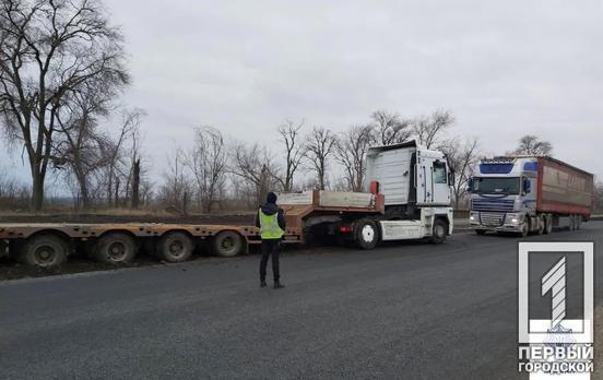 Недалеко от Кривого Рога патрульные помогли грузовому авто с прицепом выбраться из «грязевой ловушки»
