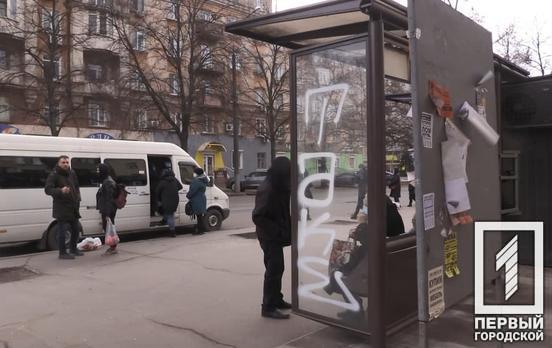 В Кривом Роге вандалы разбили отремонтированную остановку