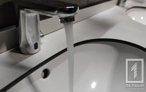 Жителям двух районов Кривого Рога стоит запастись питьевой водой: где водоканал ограничит водоснабжение