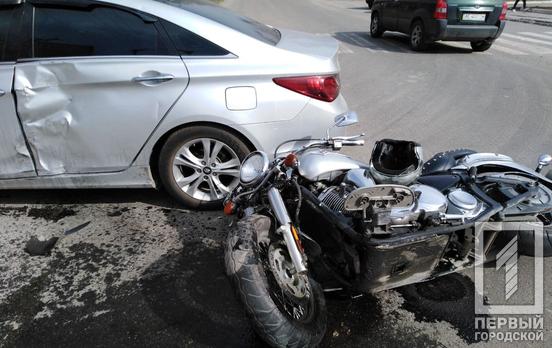 В Кривом Роге столкнулись мотоцикл и легковушка