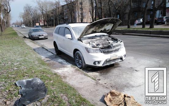 В Кривом Роге возле оптового рынка загорелся автомобиль