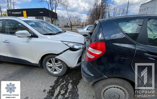 Друг за другом: в Кривом Роге столкнулись три легковушки, обошлось без пострадавших