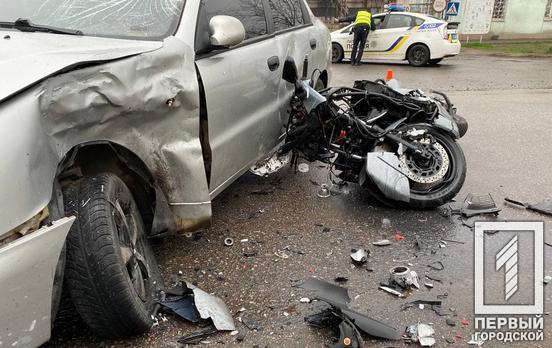 В Кривом Роге мотоцикл врезался в легковушку, пострадал водитель