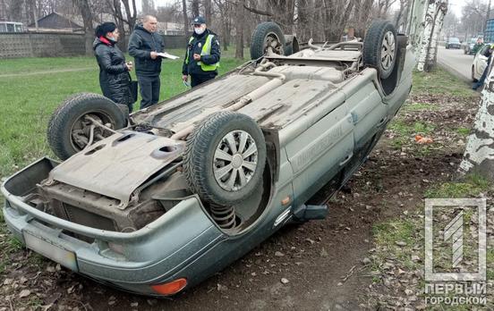 В Кривом Роге в результате столкновения с фурой перевернулась легковушка