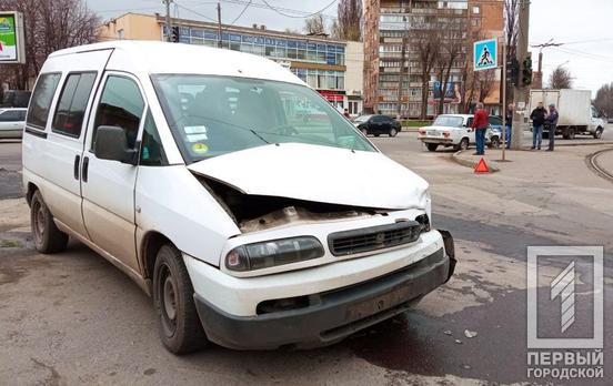 На перекрёстке в Кривом Роге столкнулись «ВАЗ» и микроавтобус Fiat