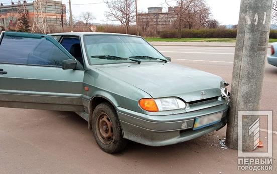 В Кривом Роге «ВАЗ» вылетел на тротуар и врезался в столб