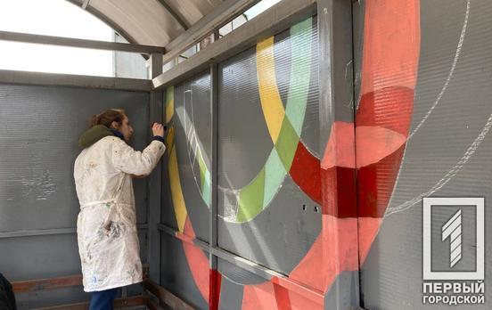 Яркие краски: одну из остановок Кривого Рога восстанавливают после порчи вандалами