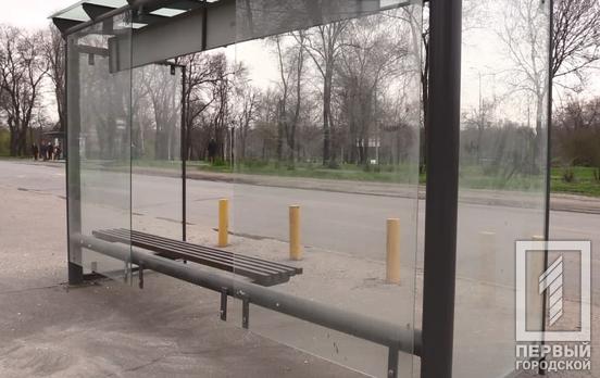В Кривом Роге неизвестные разбили два новых остановочных павильона в районе пляжа ЮГОКа