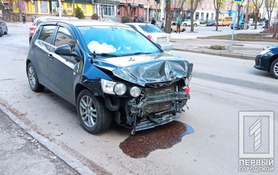На перекрёстке в Кривом Роге столкнулись две легковушки