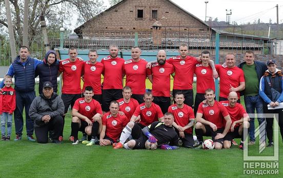 В Кривом Роге футболисты «Горняка» (ветеран) обыграли своих земляков на один гол и победили со счётом 2:1