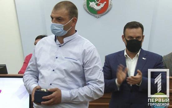 Мэр Кривого Рога наградил мужчину, который спас детей от пожара