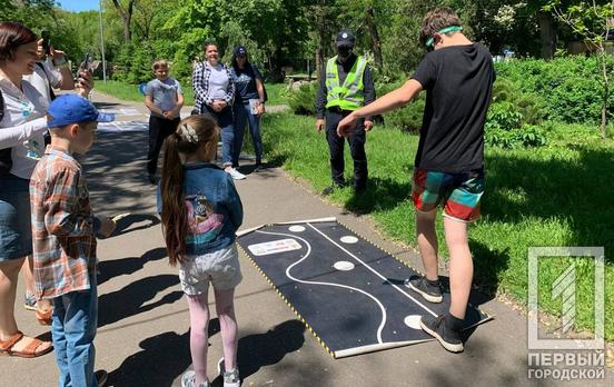 В Кривом Роге полицейские провели мастер-класс, в котором объяснили детям правила безопасности на дороге