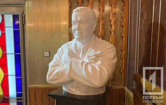 В Кривом Роге открыли бюст, посвященный известному врачу Петру Веропотвеляну