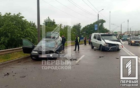 Отказали тормоза: на плотине КРЭСа в Кривом Роге столкнулись микроавтобус и легковушка, есть пострадавшие