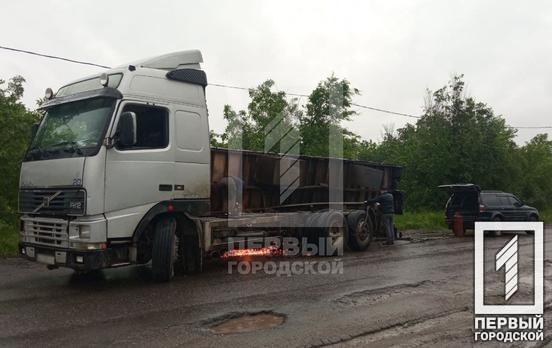 В Кривом Роге на ходу перевернулся прицеп грузовика: обошлось без пострадавших