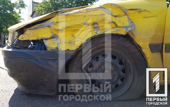 На оживлённом перекрёстке в Кривом Роге случилась авария с участием трёх машин, обошлось без пострадавших