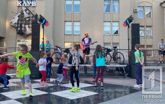 Кривой Рог на велосипеде посетил фронтмен популярной группы «СКАЙ» и устроил тёплый концерт для местных жителей