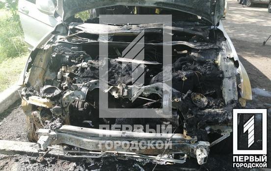 У одному з районів Кривого Рогу на тимчасовій парковці загорівся позашляховик