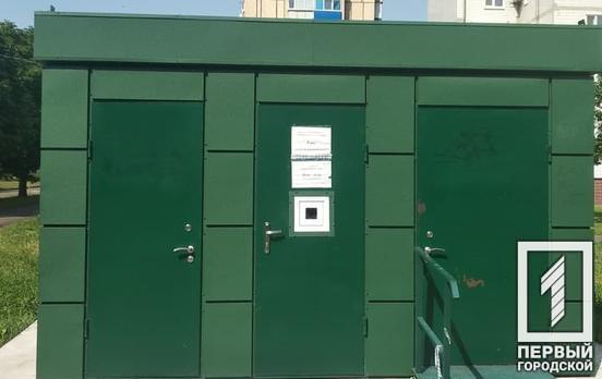 У Кривому Розі на Інгульці невідомі вандали розтрощили вікно модульного туалету
