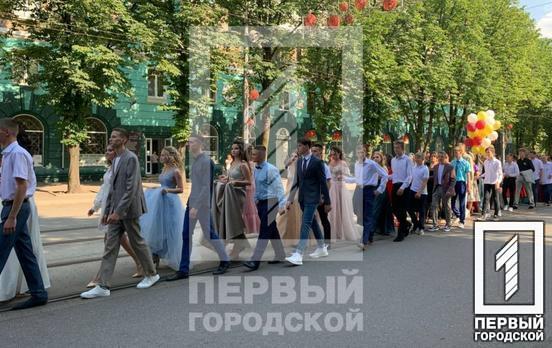 Урочиста хода під акомпанемент оркестру: для одинадцятикласників Інгулецького району Кривого Рогу розпочався випускний вечір