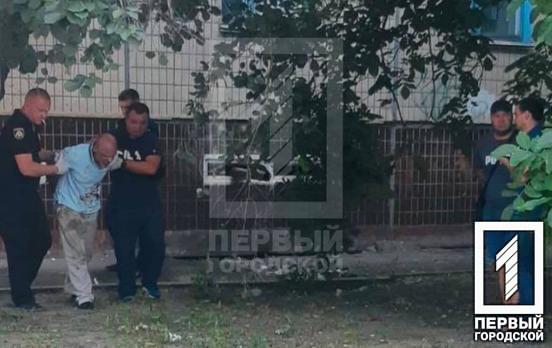 Затримали містяни, а потім поліцейські: у Кривому Розі чоловік зірвав з шиї виховательки дитячого садочка золотий ланцюжок