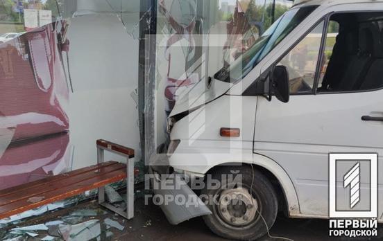 Протаранив вітрину: у Кривому Розі біля ТЦ «Сонячна галерея» сталося зіткнення легкового авто та вантажівки, постраждали двоє людей