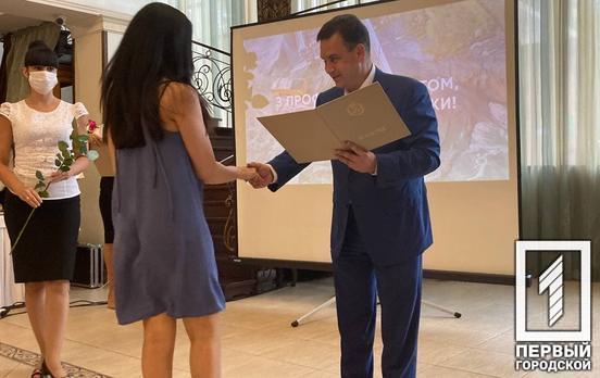 Накануне профессионального праздника строителей жители Кривого Рога получили торжественные поздравления от мэра города