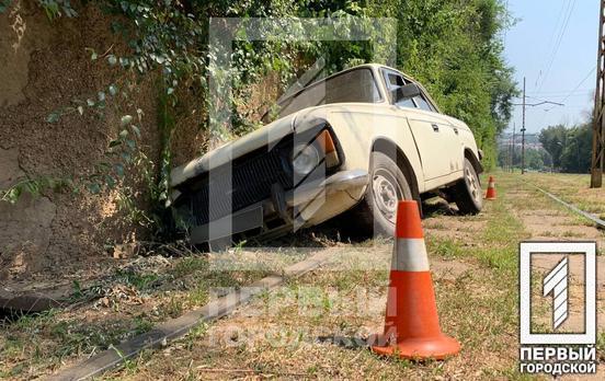 У Кривому Розі містянин на легковику вилетів на трамвайні колії