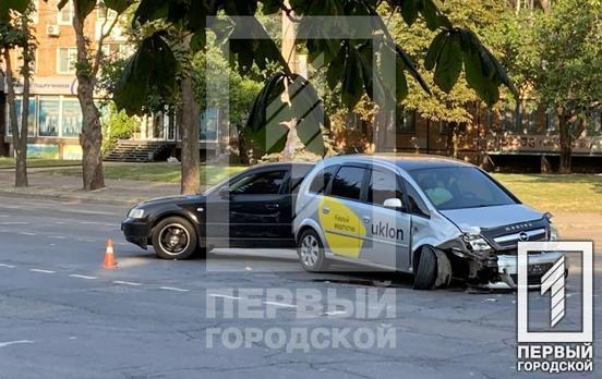 У Кривому Розі вранці не поділили дорогу дві легкові автівки