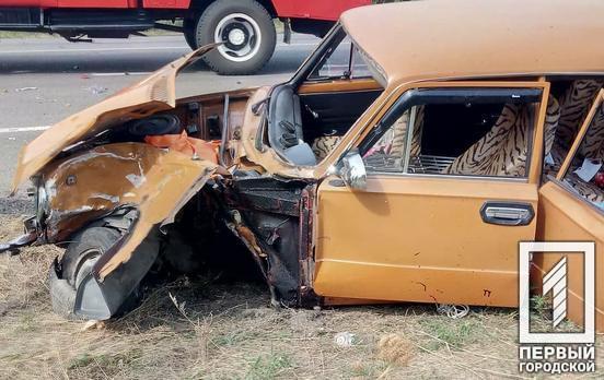 Затиснуло ноги: через зіткнення легковика та вантажівки на трасі біля Кривого Рогу постраждав один чоловік, його госпіталізували з переломом ноги