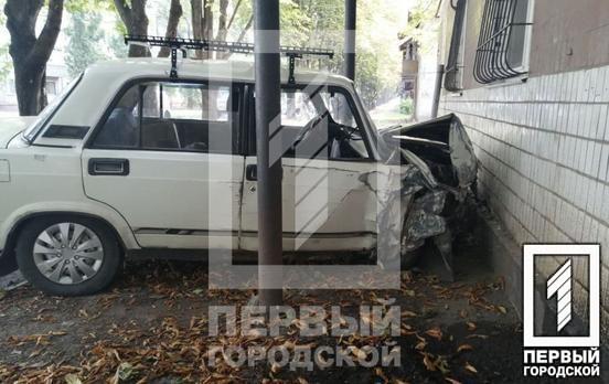 У Кривому Розі «ВАЗ» протаранив автівку і врізався у житловий будинок