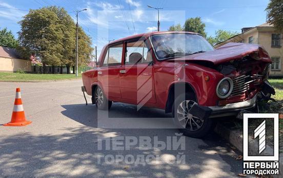 У Кривому Розі на перехресті зіштовхнулись два «ВАЗи», які від удару розкидало по дорозі