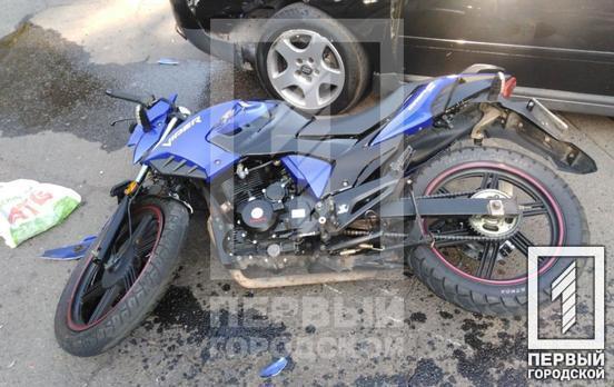 «Пролетів» близько 10 метрів: у Кривому Розі легкова автівка зіштовхнулася зі спортивним мотоциклом